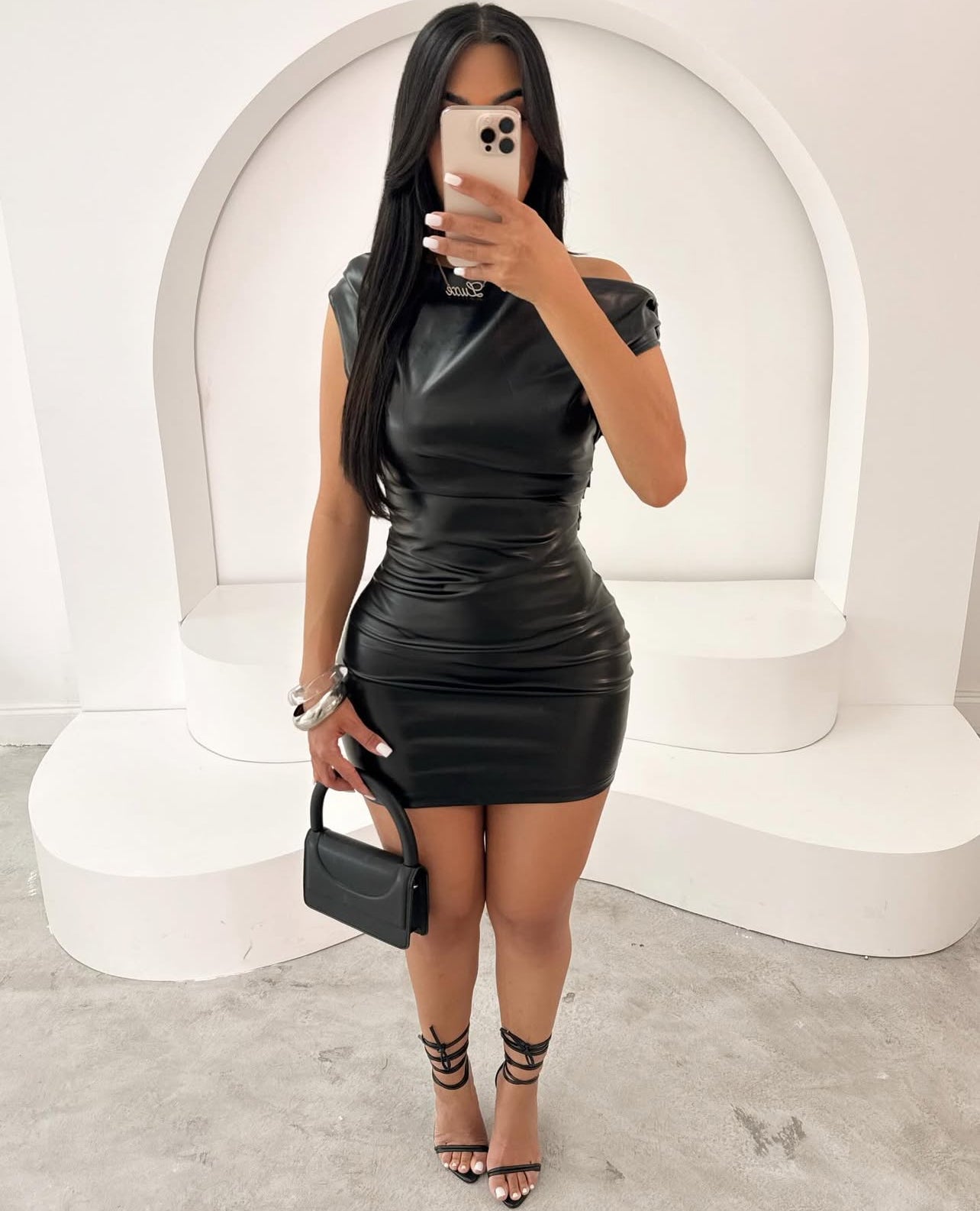 Mini Luxe Vestido curto bodycon com gola assimétrica e sexy