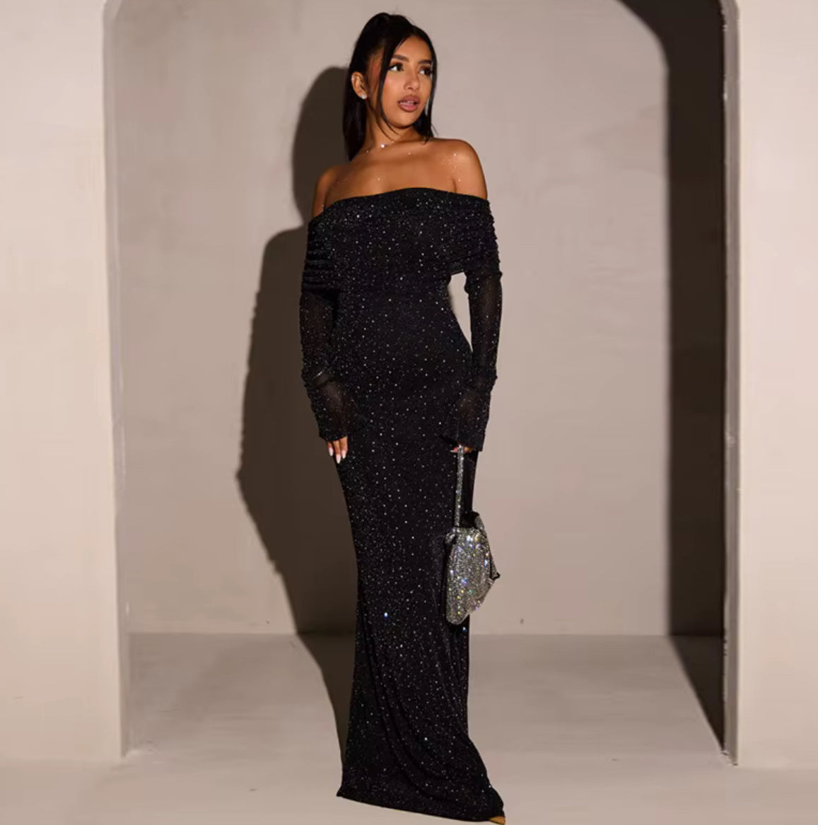 Vestido sofisticado com detalhes em tule brilhante. Ideal para festas