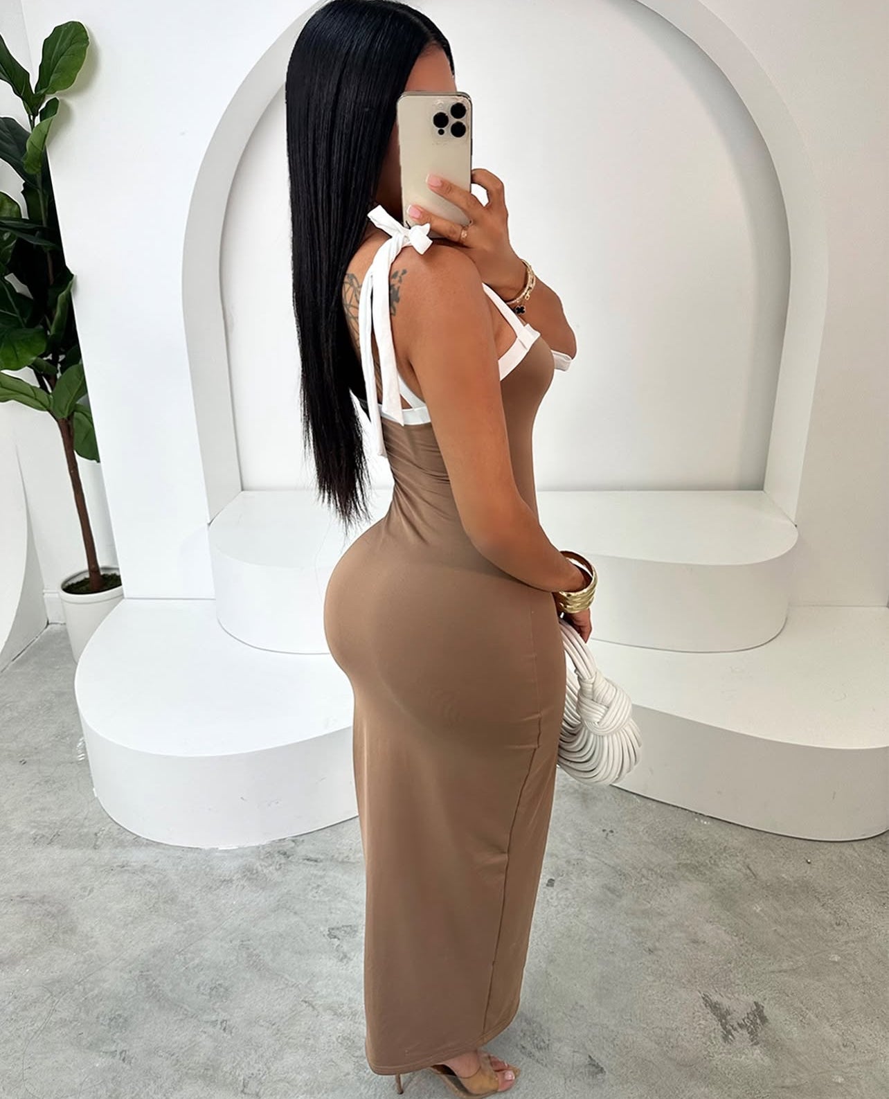 Vestido justo com nó frontal  elegante