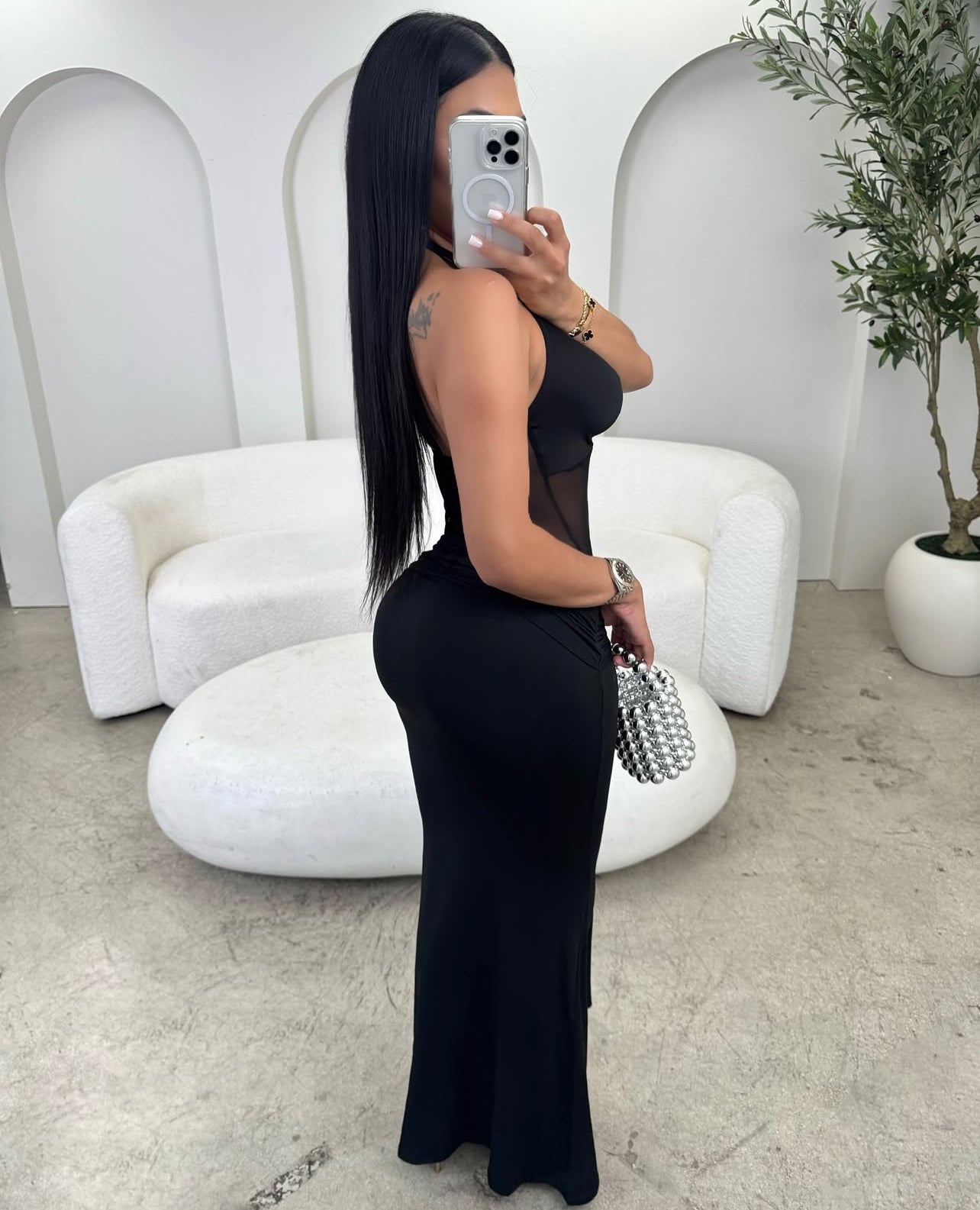 Vestido longo sexy com decote profundo e amarração à frente