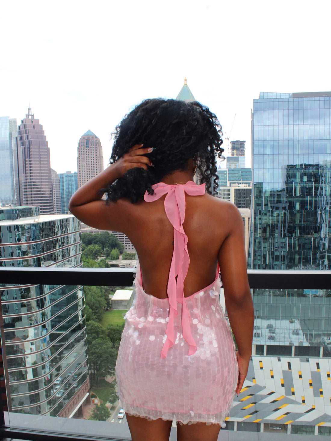 Vestido curto sexy sem costas com strass