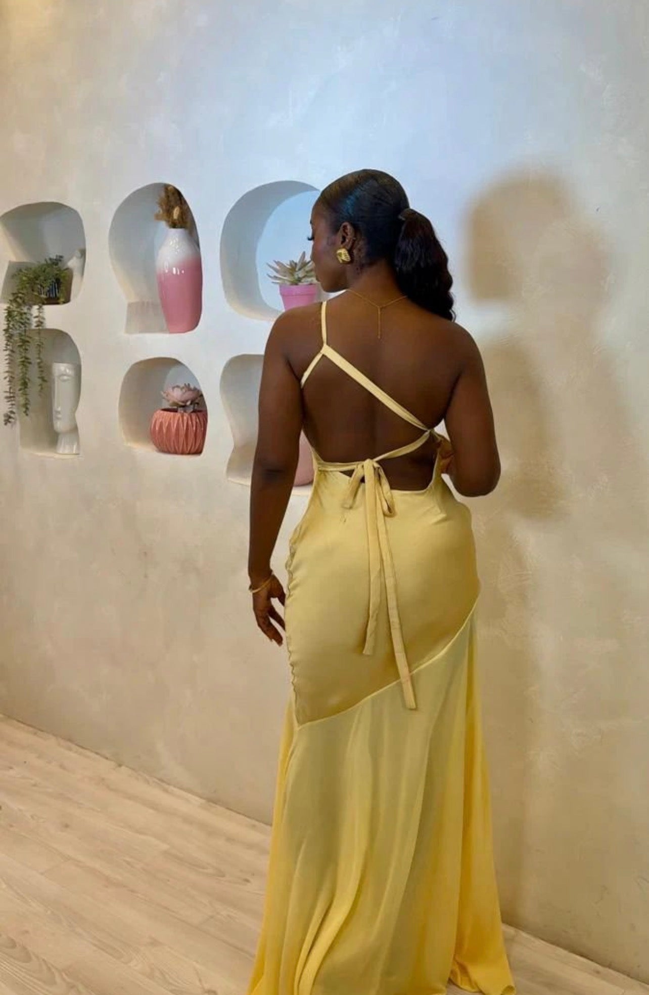 Vestido com uma alças finas, bainha transparente, elegante ideias para Festas