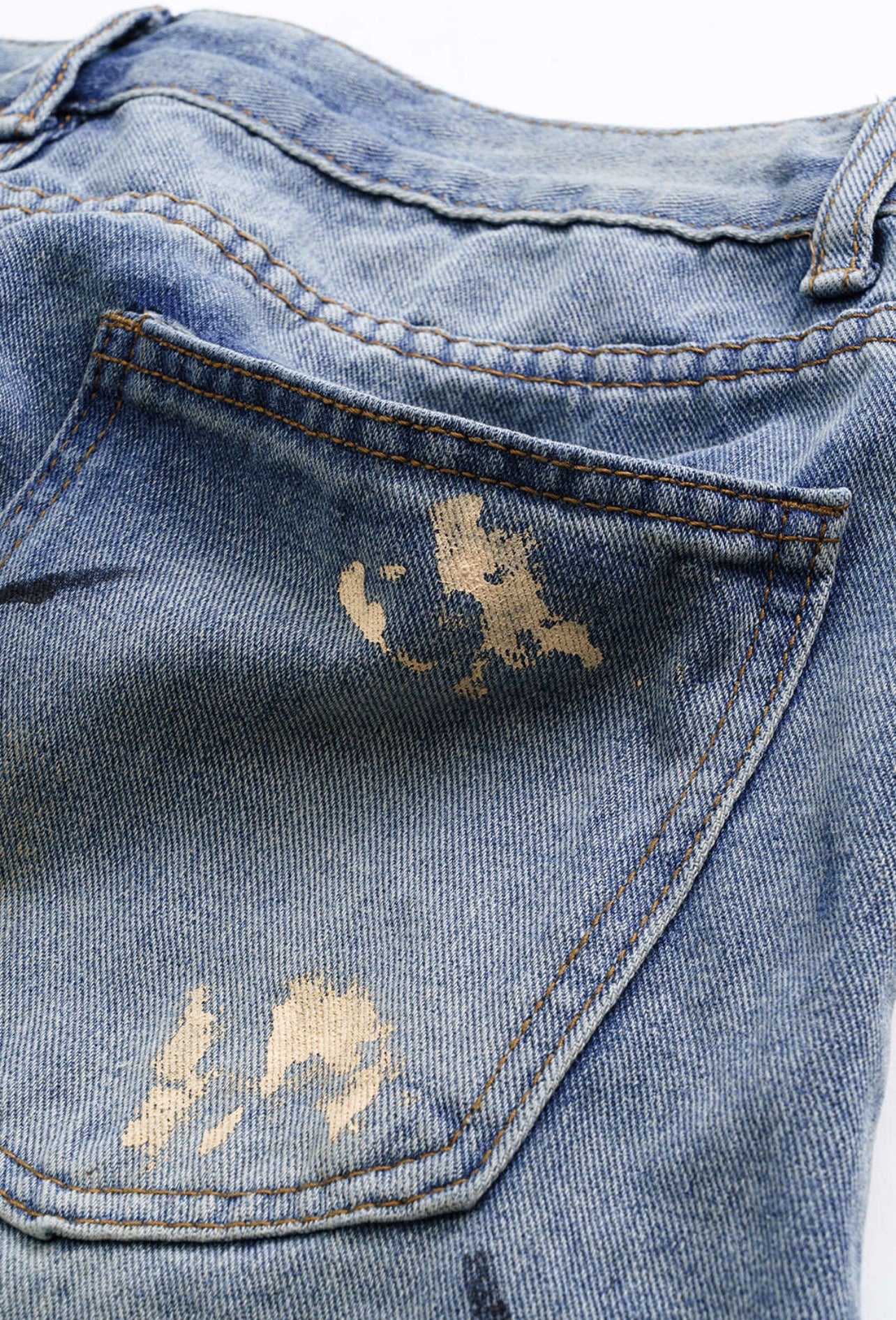 Calça jeans casual desgastada com perna larga