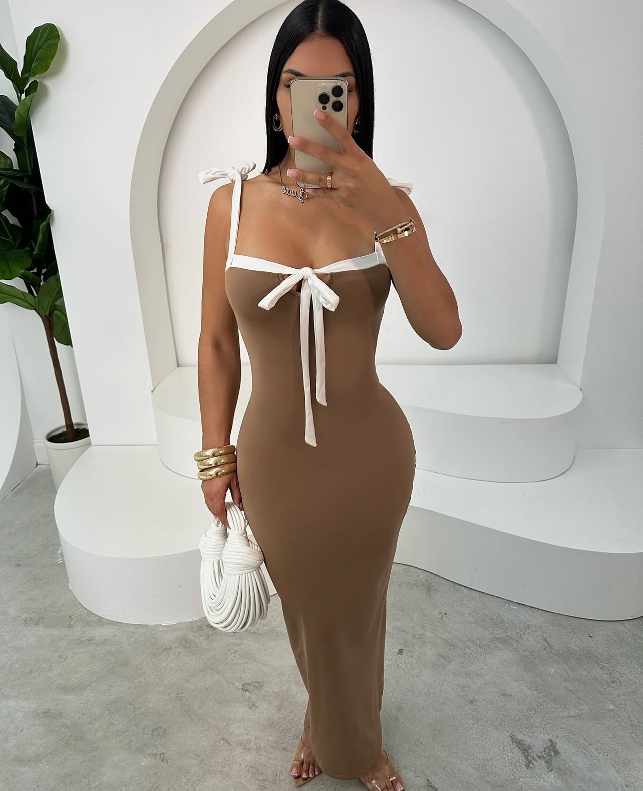 Vestido justo com nó frontal  elegante