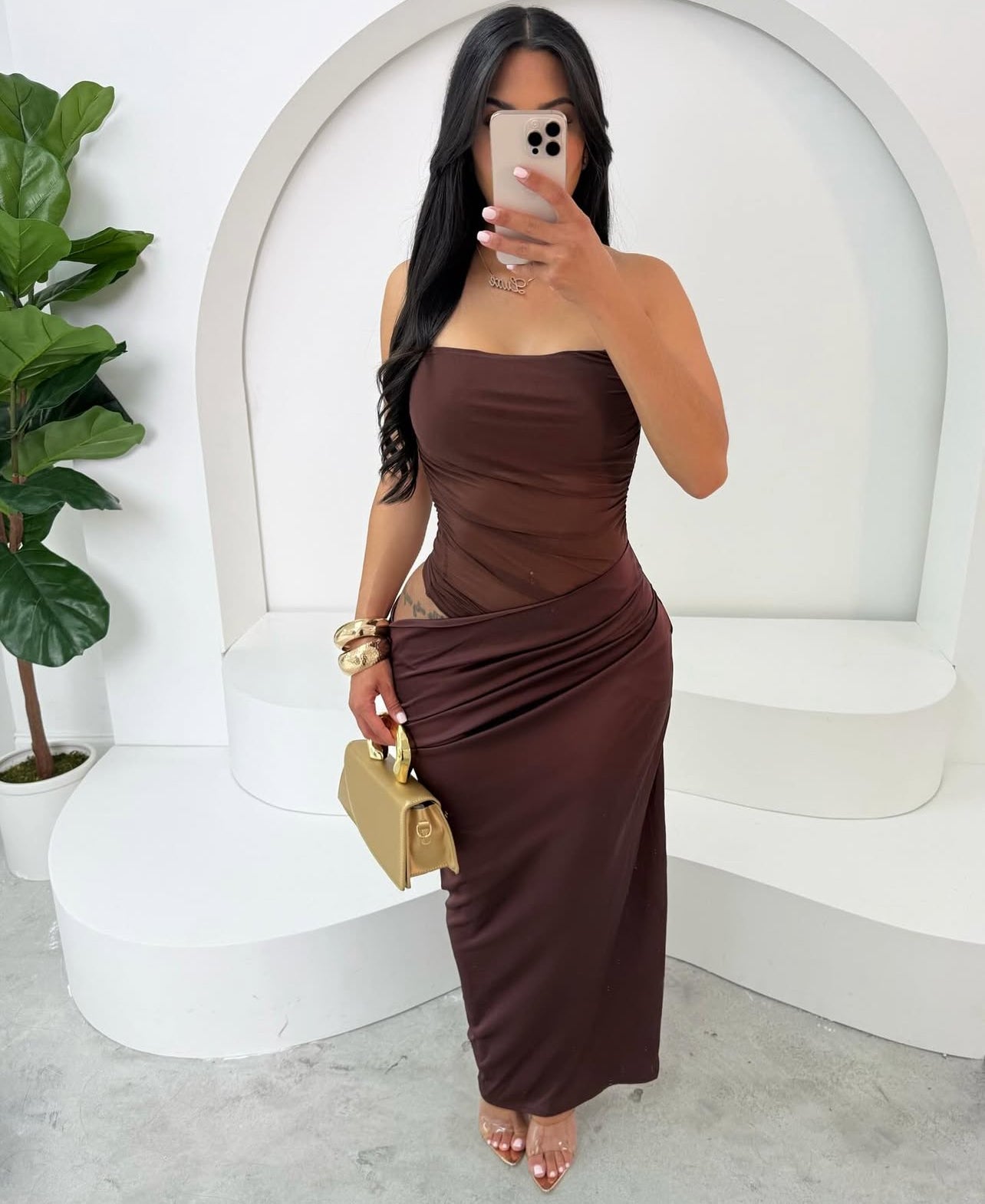 Vestido Halter sem costas de cor sólida com inserção de malha