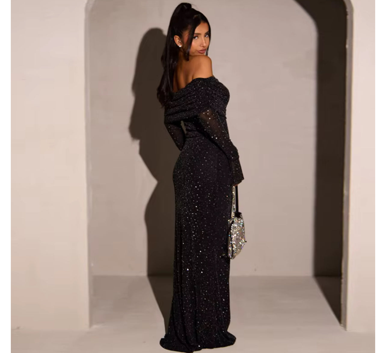 Vestido sofisticado com detalhes em tule brilhante. Ideal para festas