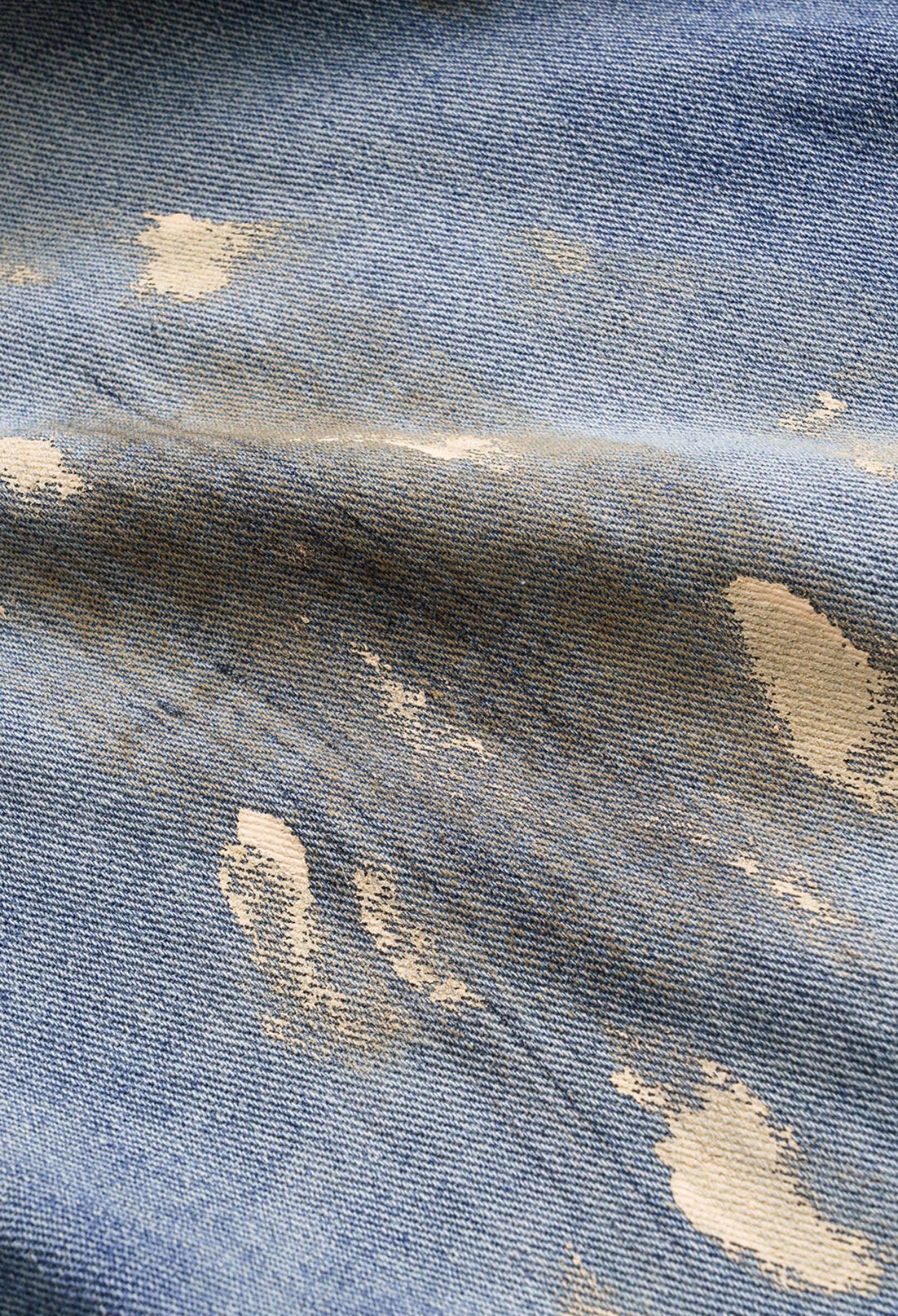 Calça jeans casual desgastada com perna larga
