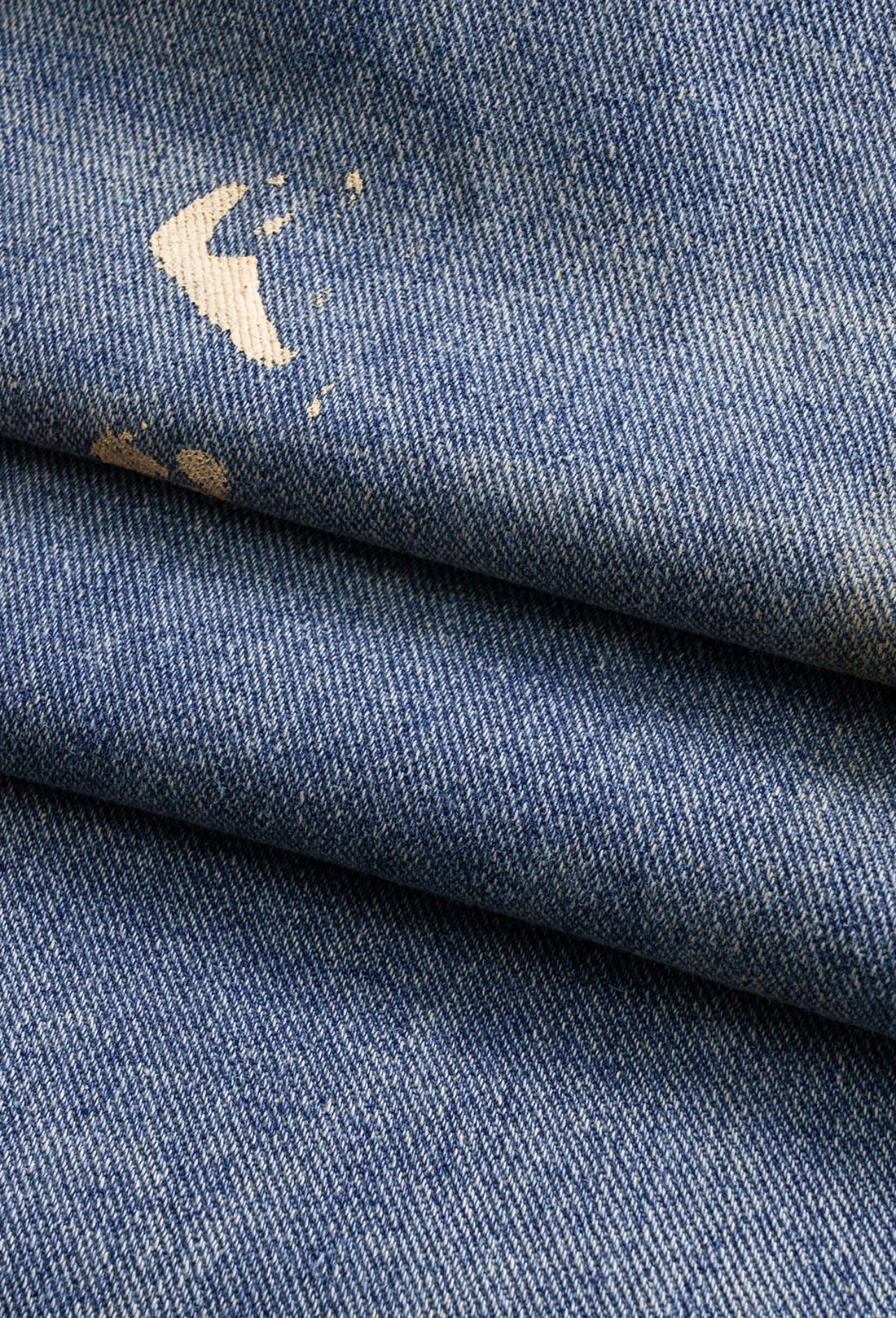 Calça jeans casual desgastada com perna larga