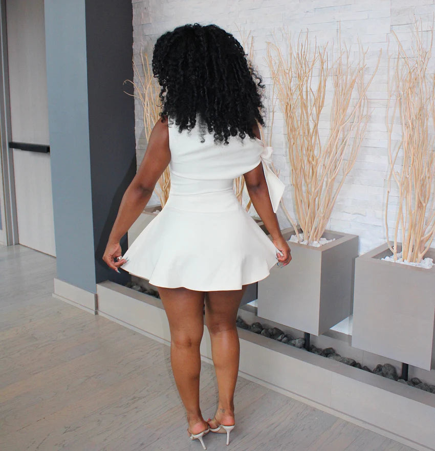 Vestido curto minimalista amarração no ombro ideal para coquetéis