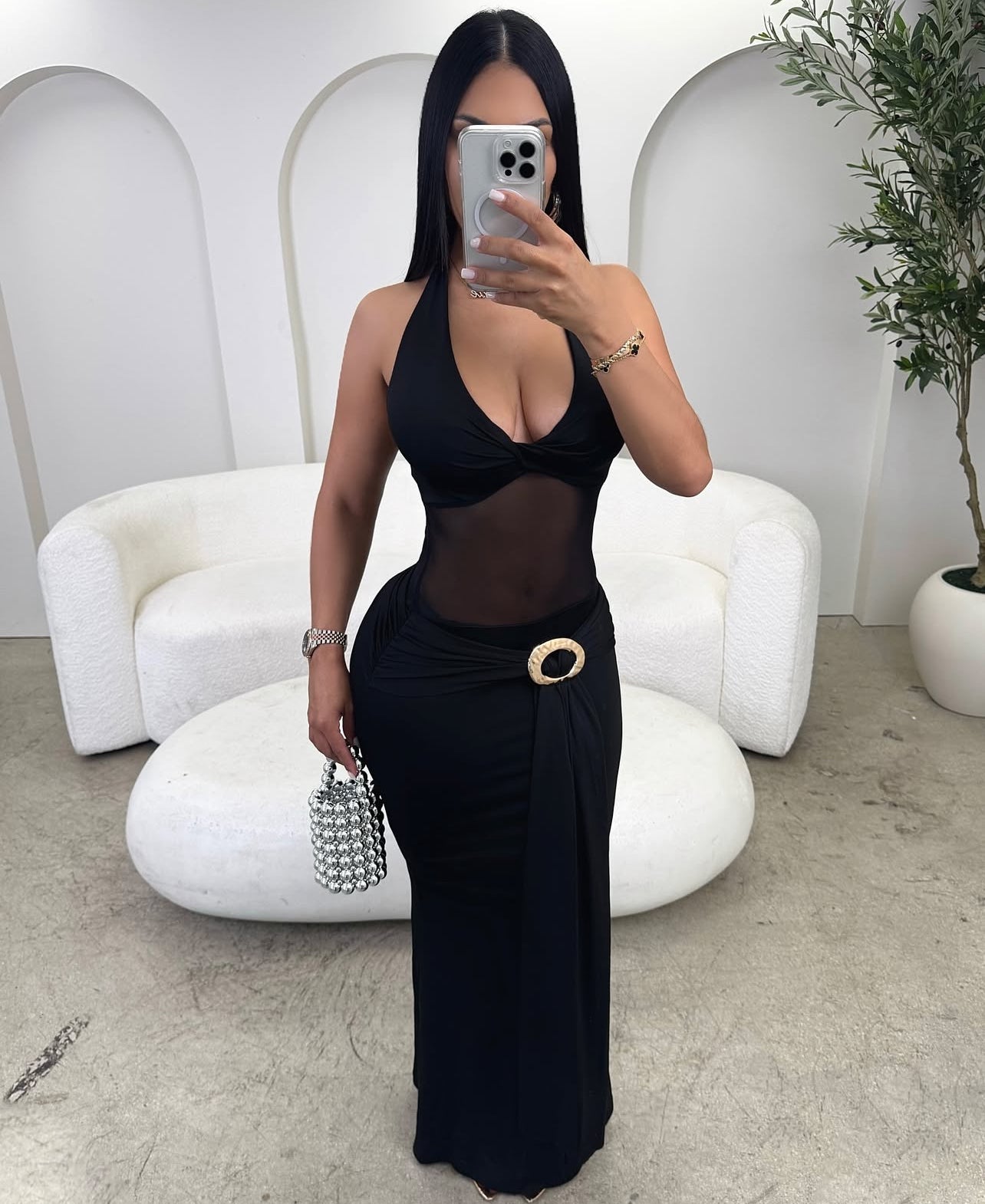 Vestido longo sexy com decote profundo e amarração à frente