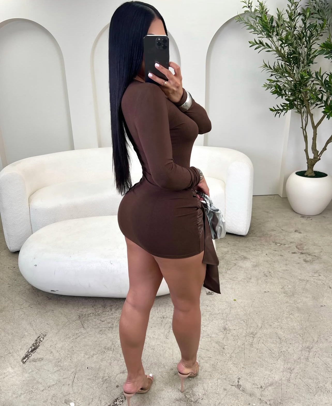 Vestido curto cor sólida e manga comprida