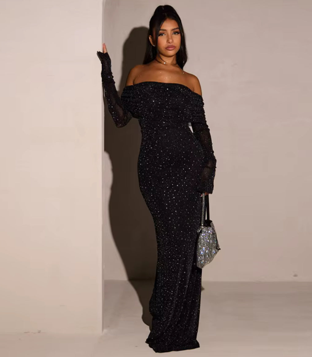 Vestido sofisticado com detalhes em tule brilhante. Ideal para festas