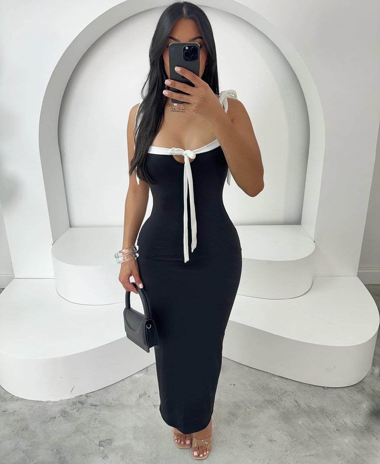 Vestido justo com nó frontal  elegante