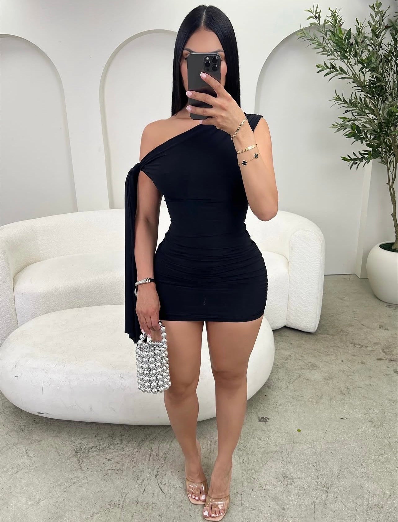 MINI LUXE Vestido sexy com mangas assimétricas