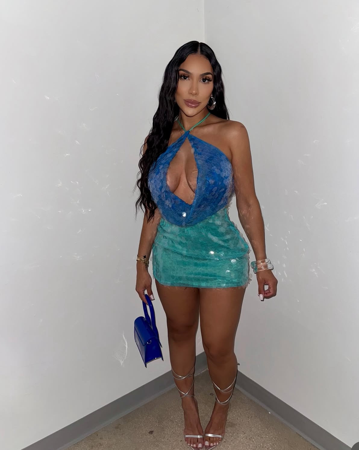 vestido curto com lantejoulas, design metálico e decoração, adequado para encontro, festa