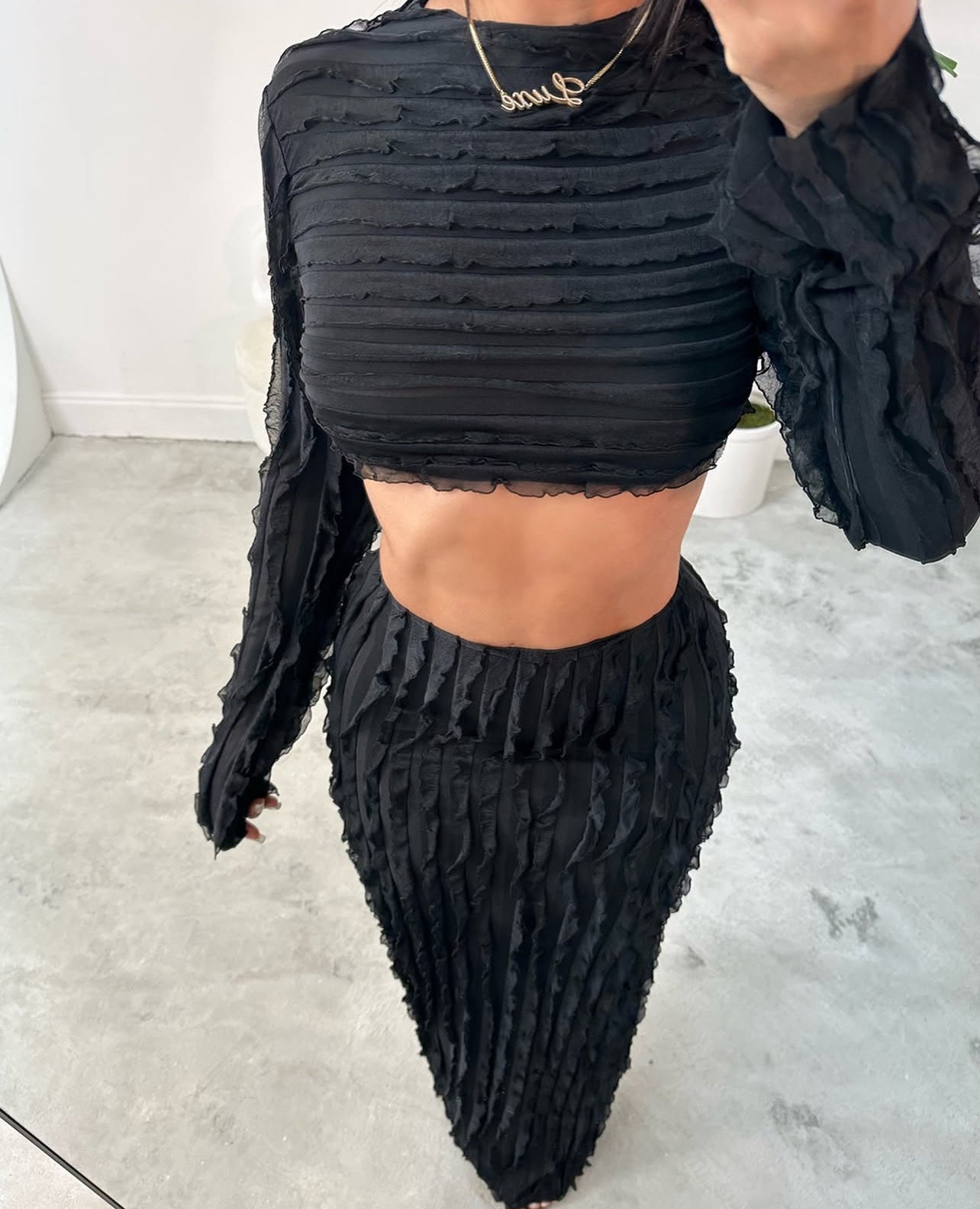 THAT GIRL crop top com gola saia longa plissada