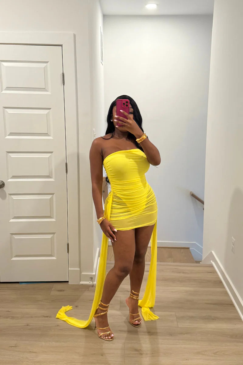Vestido com body transparente de malha com laços de fita e cauda